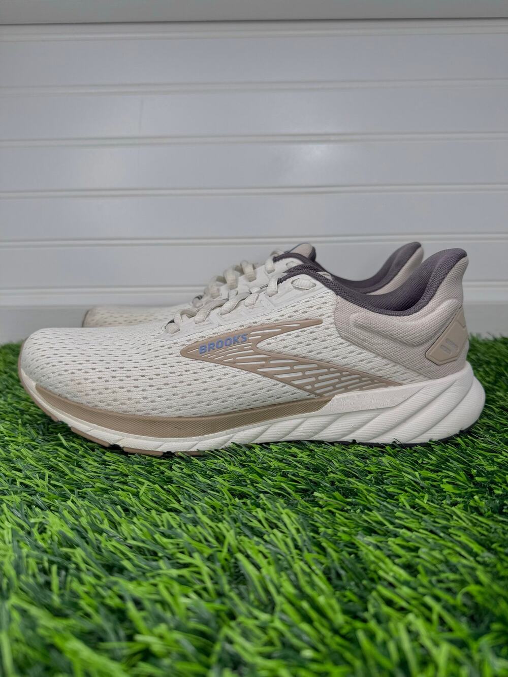 Brooks Anthem 6 Womenās 9.5 B White Tan Running Shoes 1204031B131